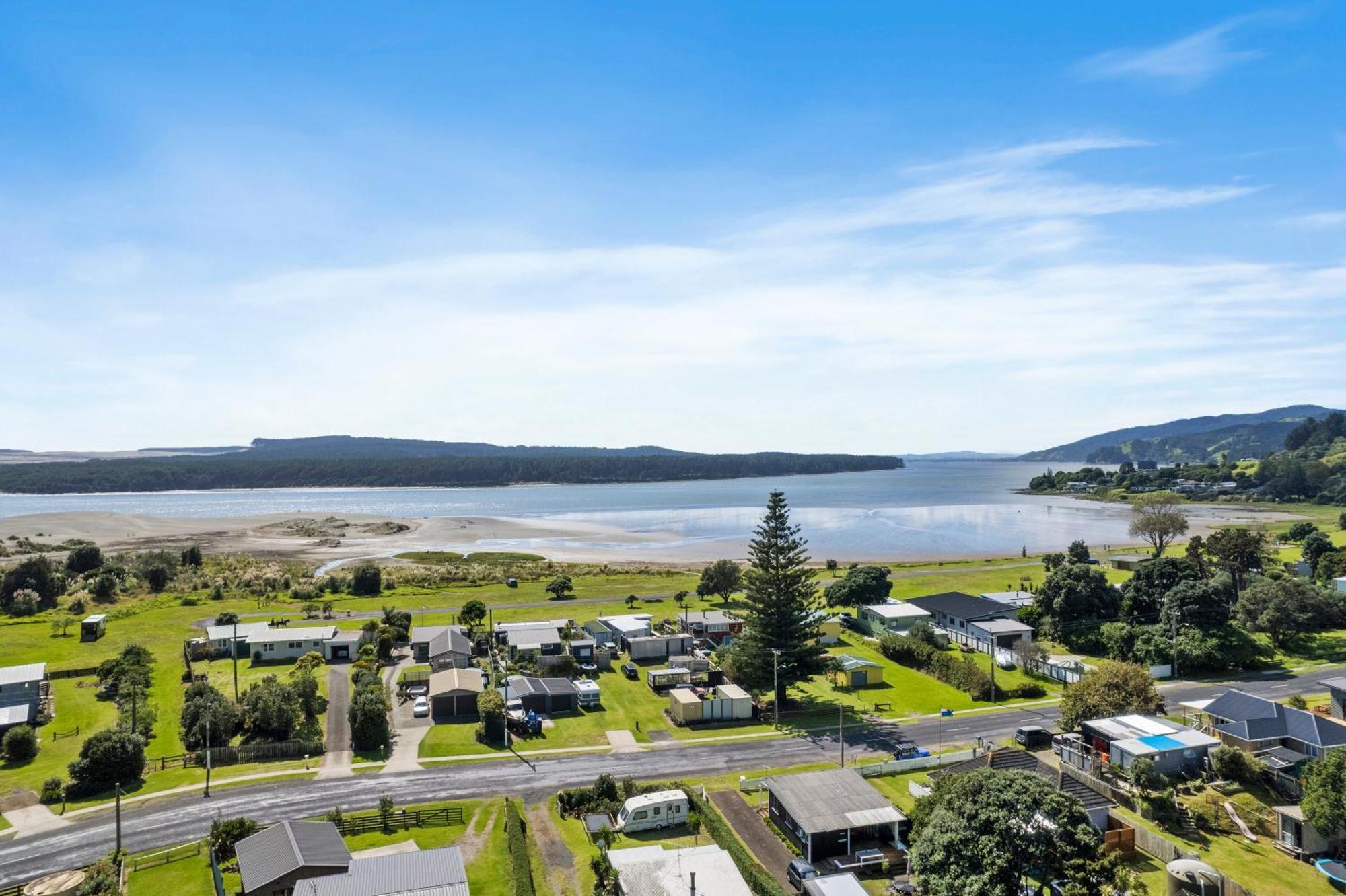 Port Waikato Holiday Park Екстериор снимка