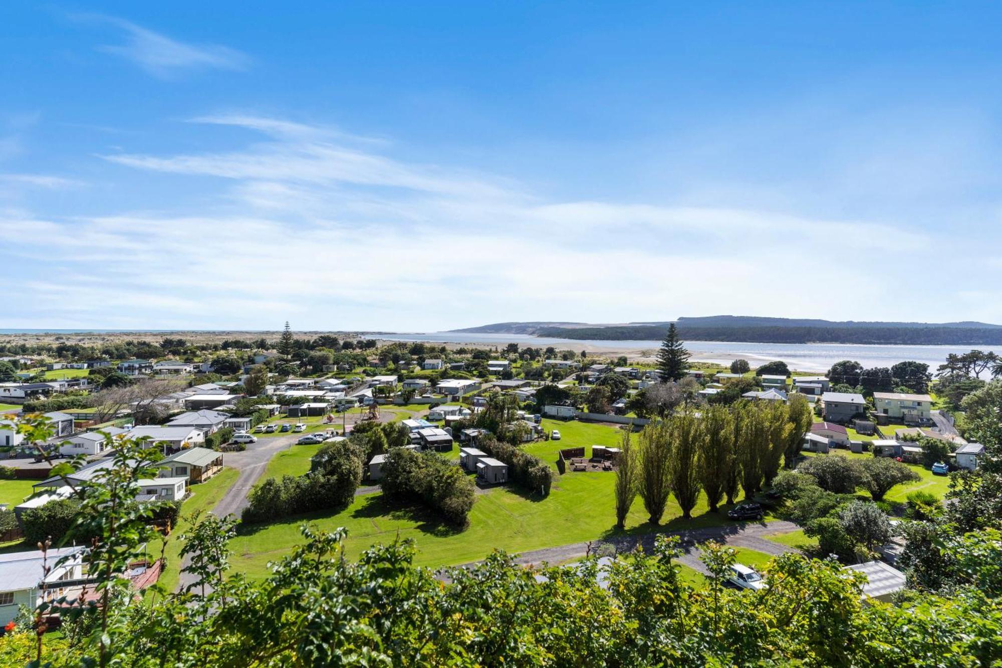 Port Waikato Holiday Park Екстериор снимка