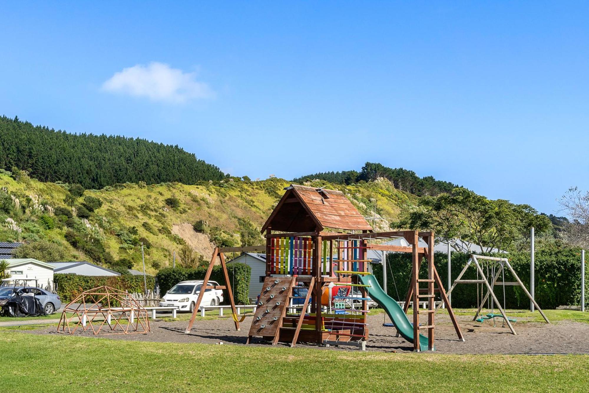 Port Waikato Holiday Park Екстериор снимка