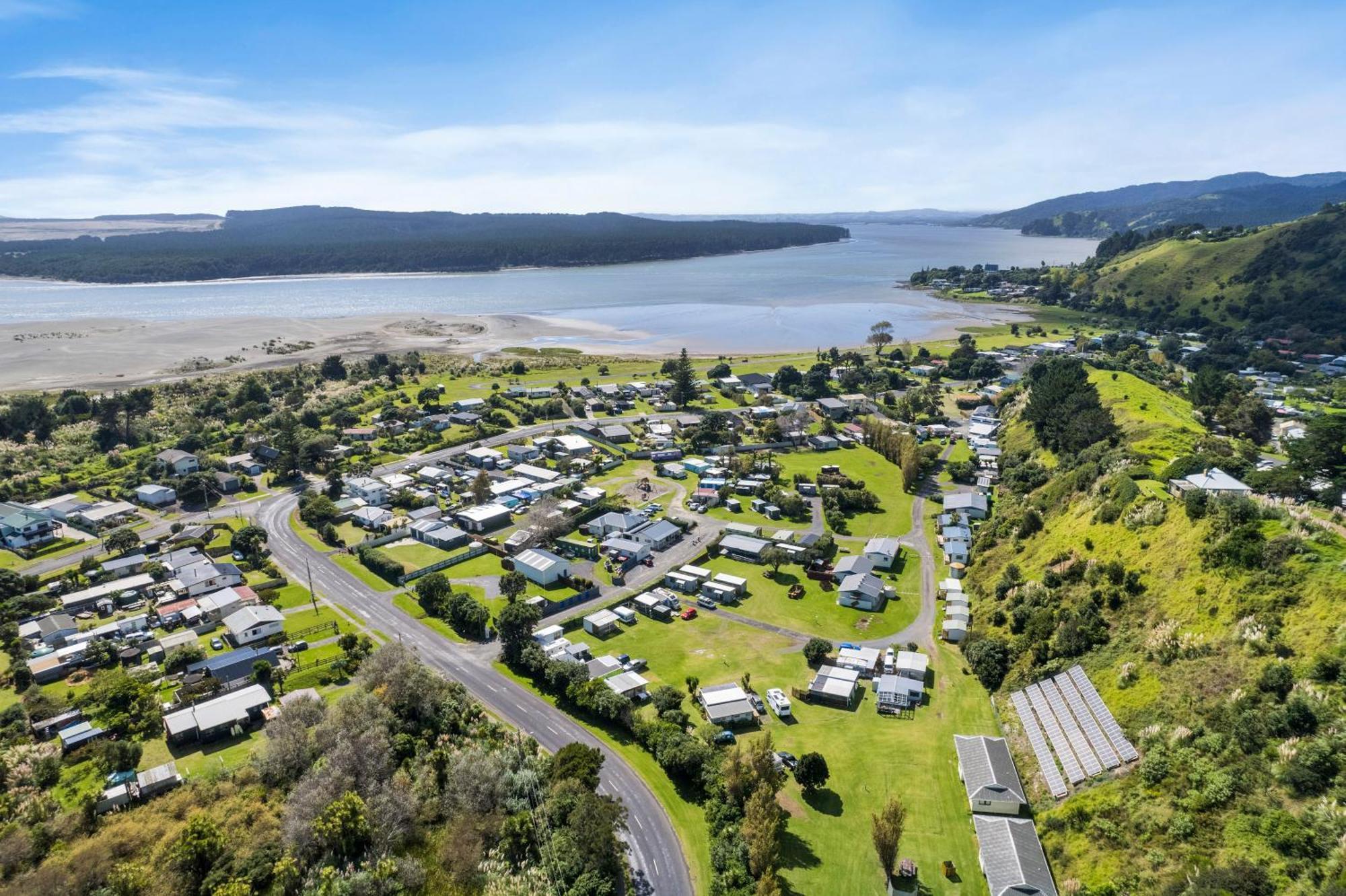 Port Waikato Holiday Park Екстериор снимка