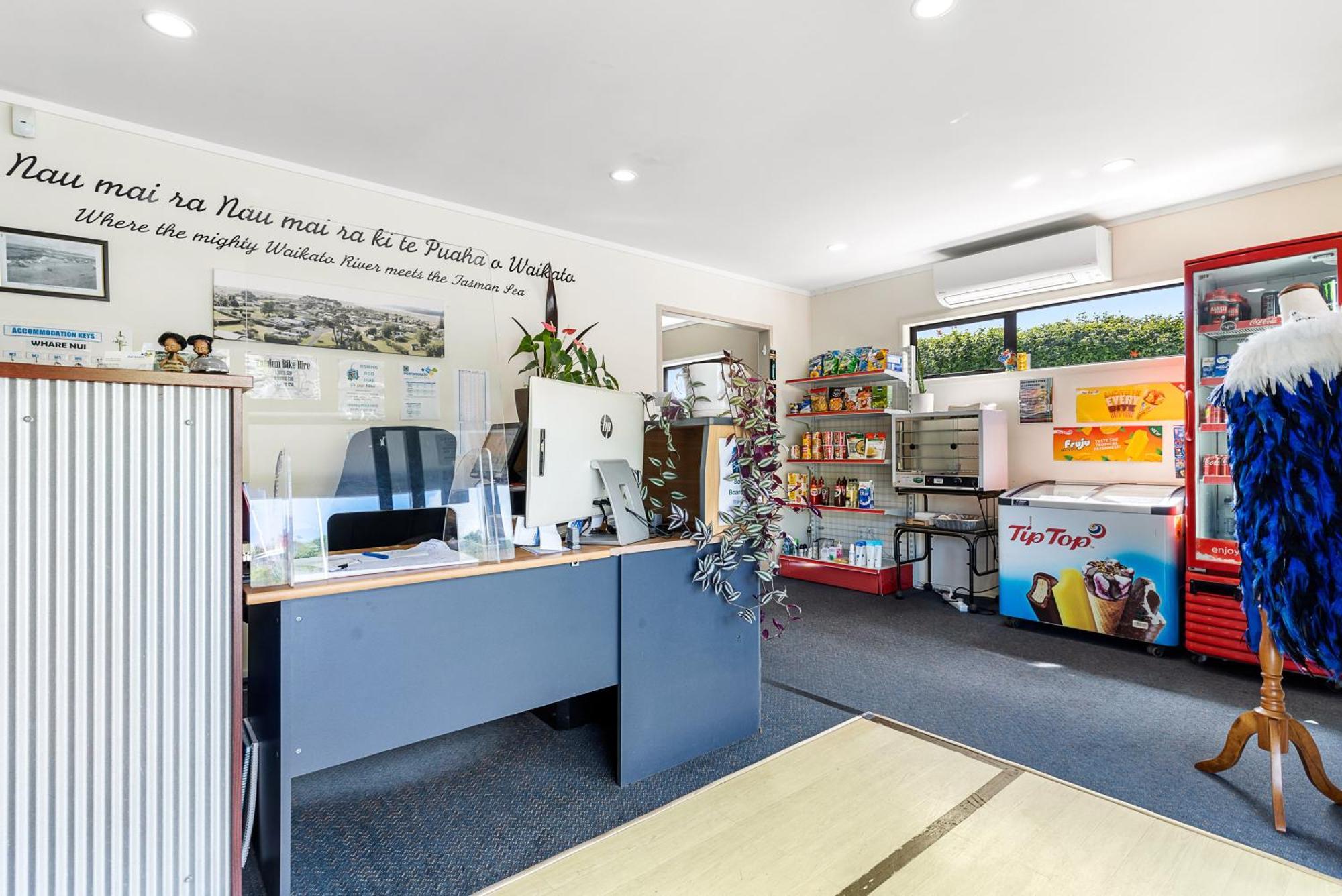 Port Waikato Holiday Park Екстериор снимка