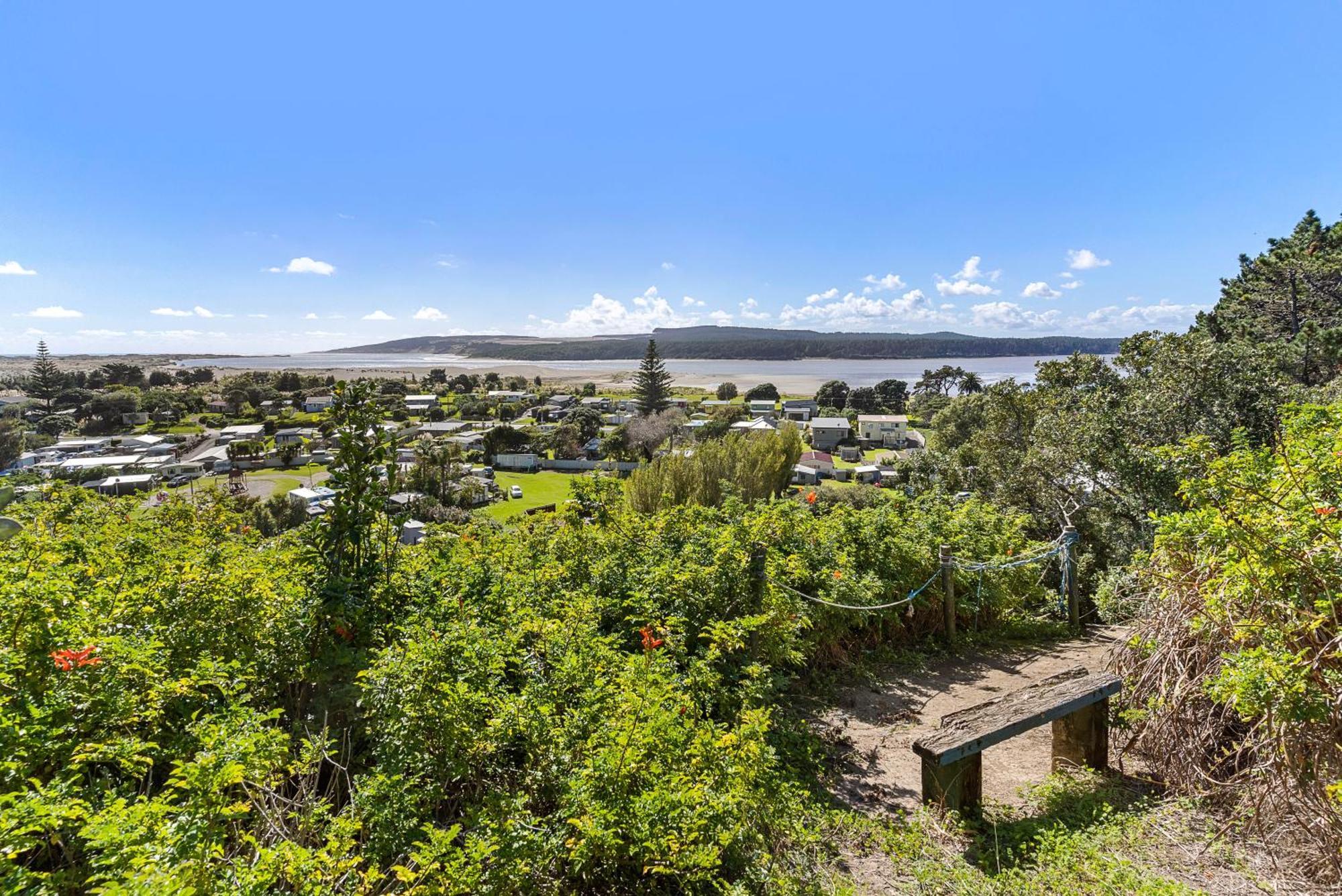 Port Waikato Holiday Park Екстериор снимка