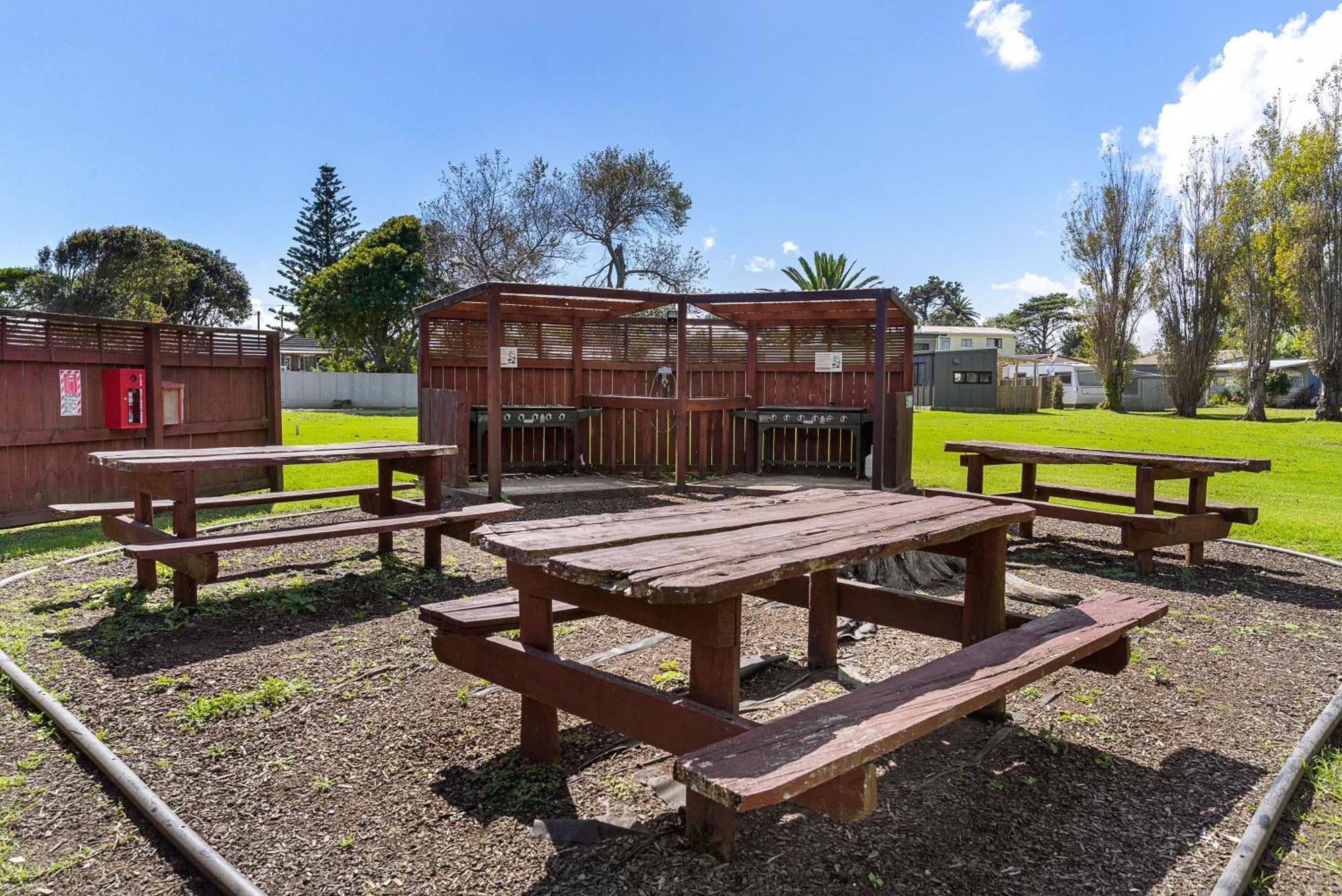 Port Waikato Holiday Park Екстериор снимка