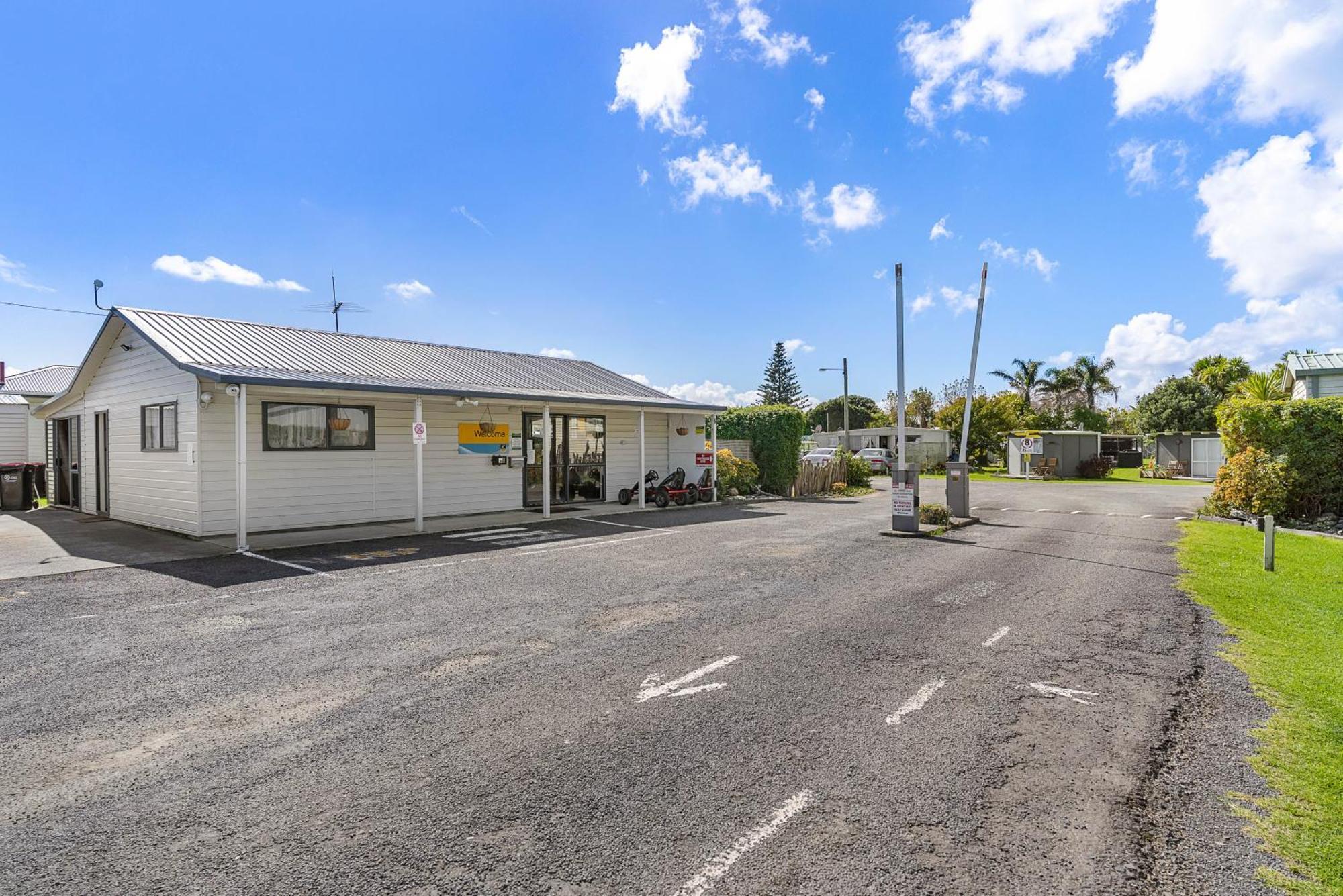 Port Waikato Holiday Park Екстериор снимка