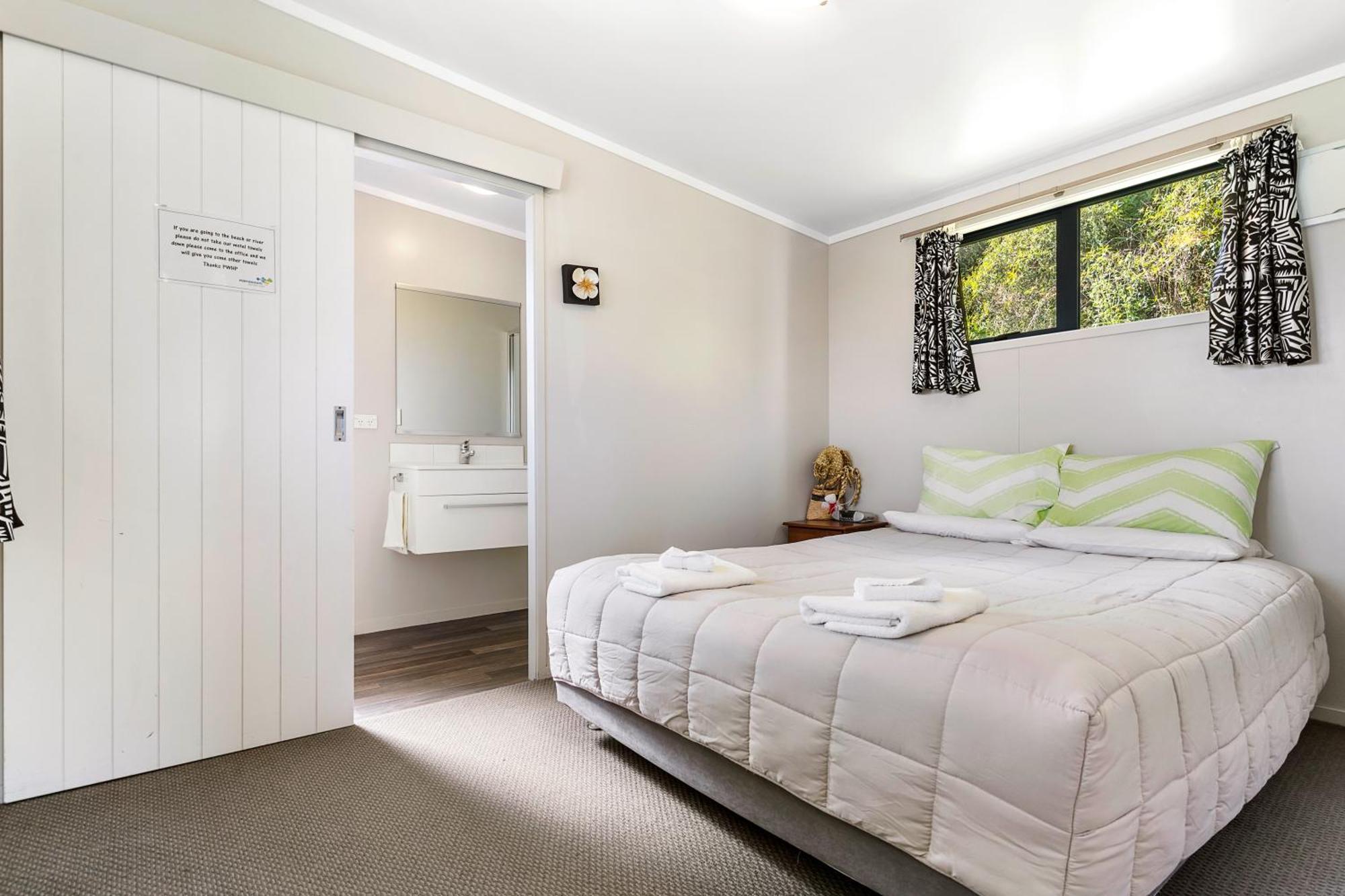 Port Waikato Holiday Park Екстериор снимка