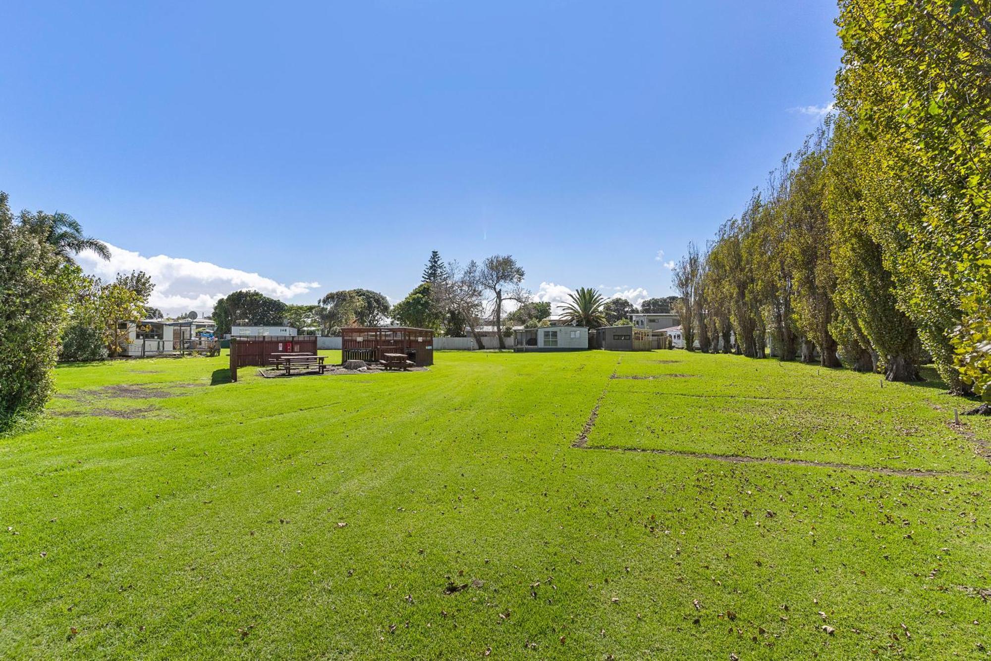 Port Waikato Holiday Park Екстериор снимка