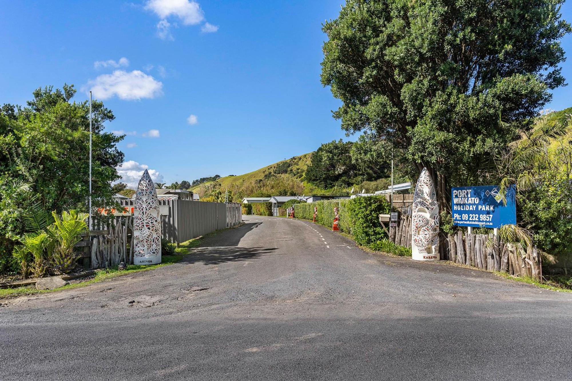 Port Waikato Holiday Park Екстериор снимка