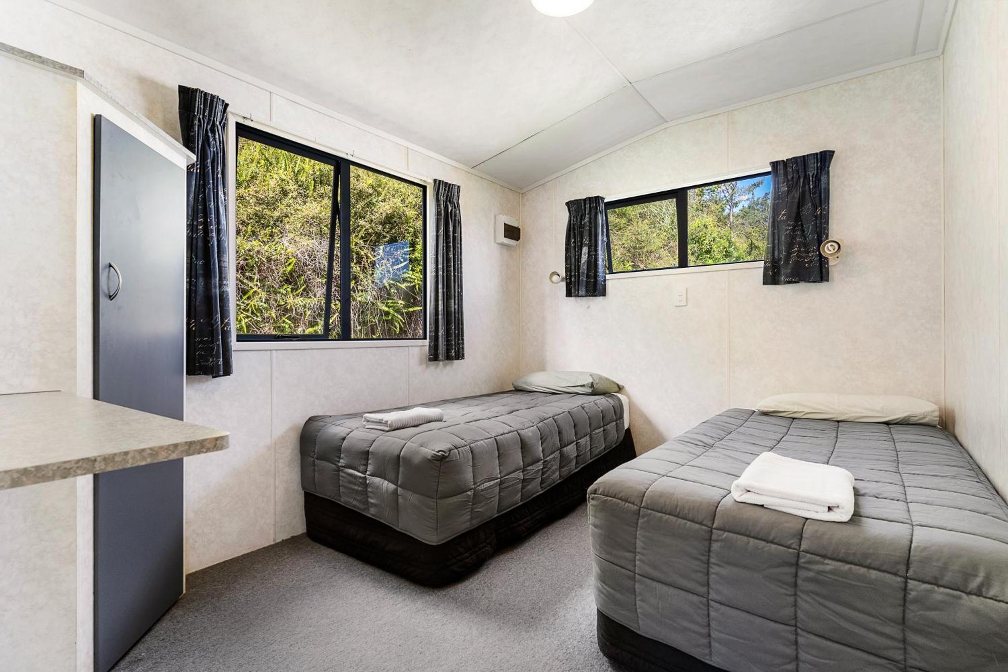 Port Waikato Holiday Park Екстериор снимка