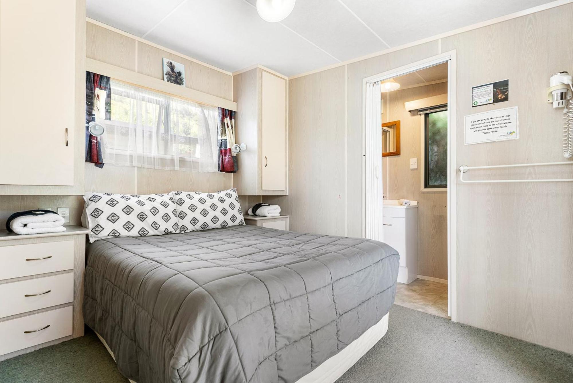 Port Waikato Holiday Park Екстериор снимка