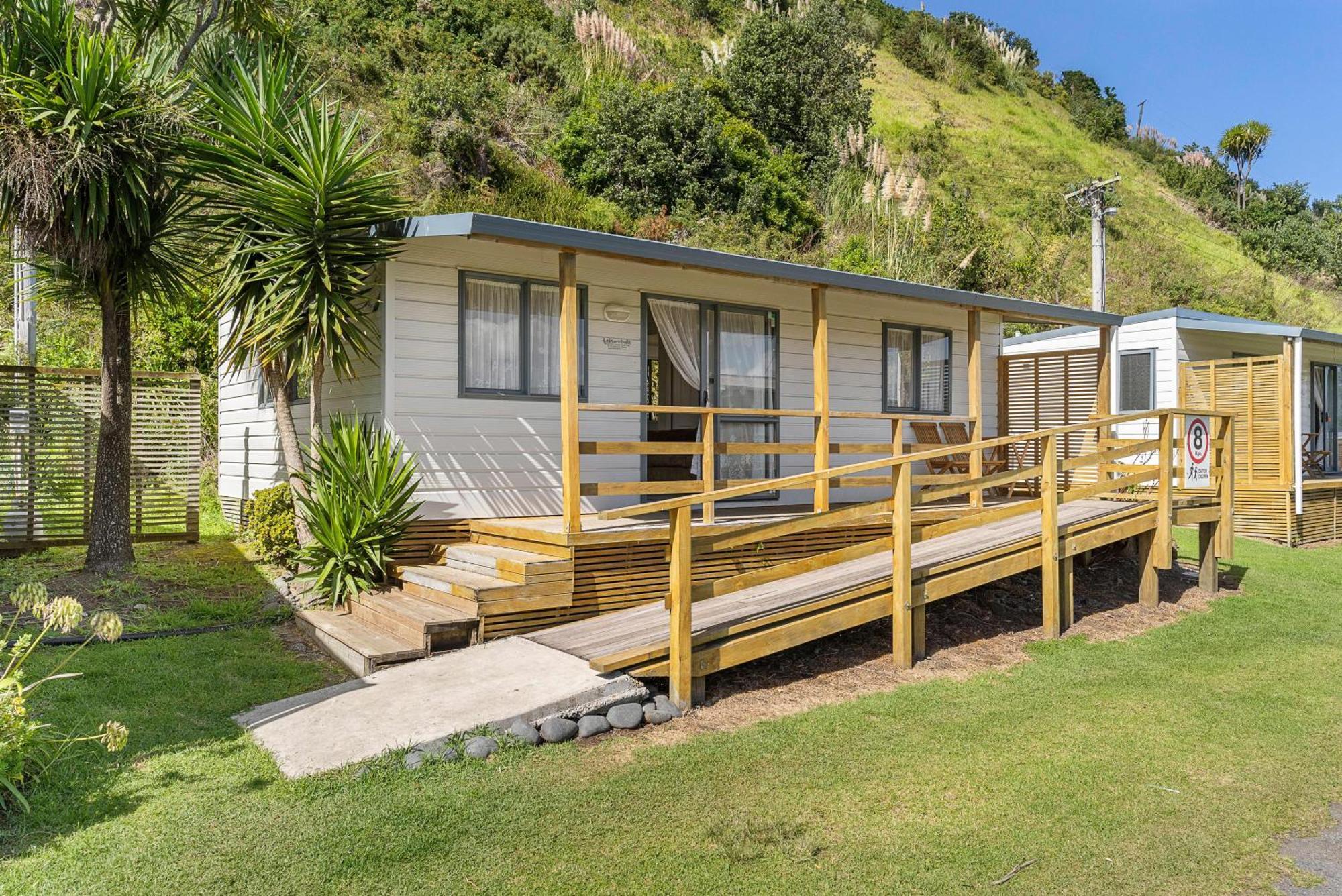 Port Waikato Holiday Park Екстериор снимка