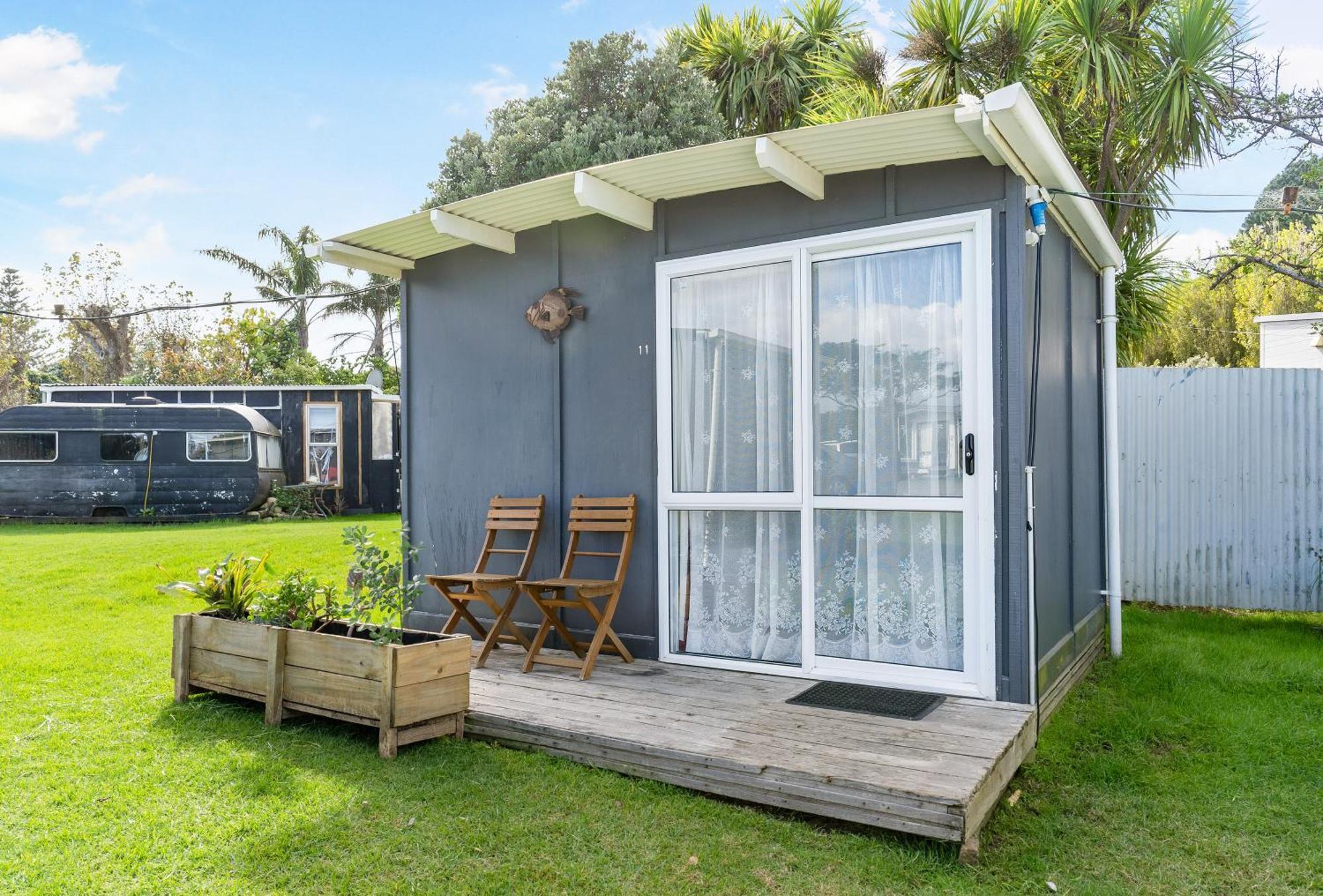 Port Waikato Holiday Park Екстериор снимка