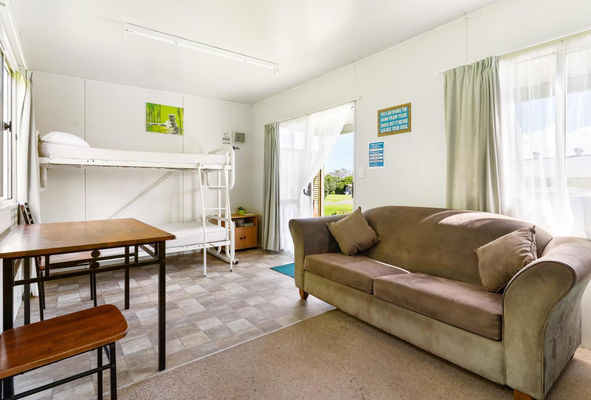 Port Waikato Holiday Park Екстериор снимка