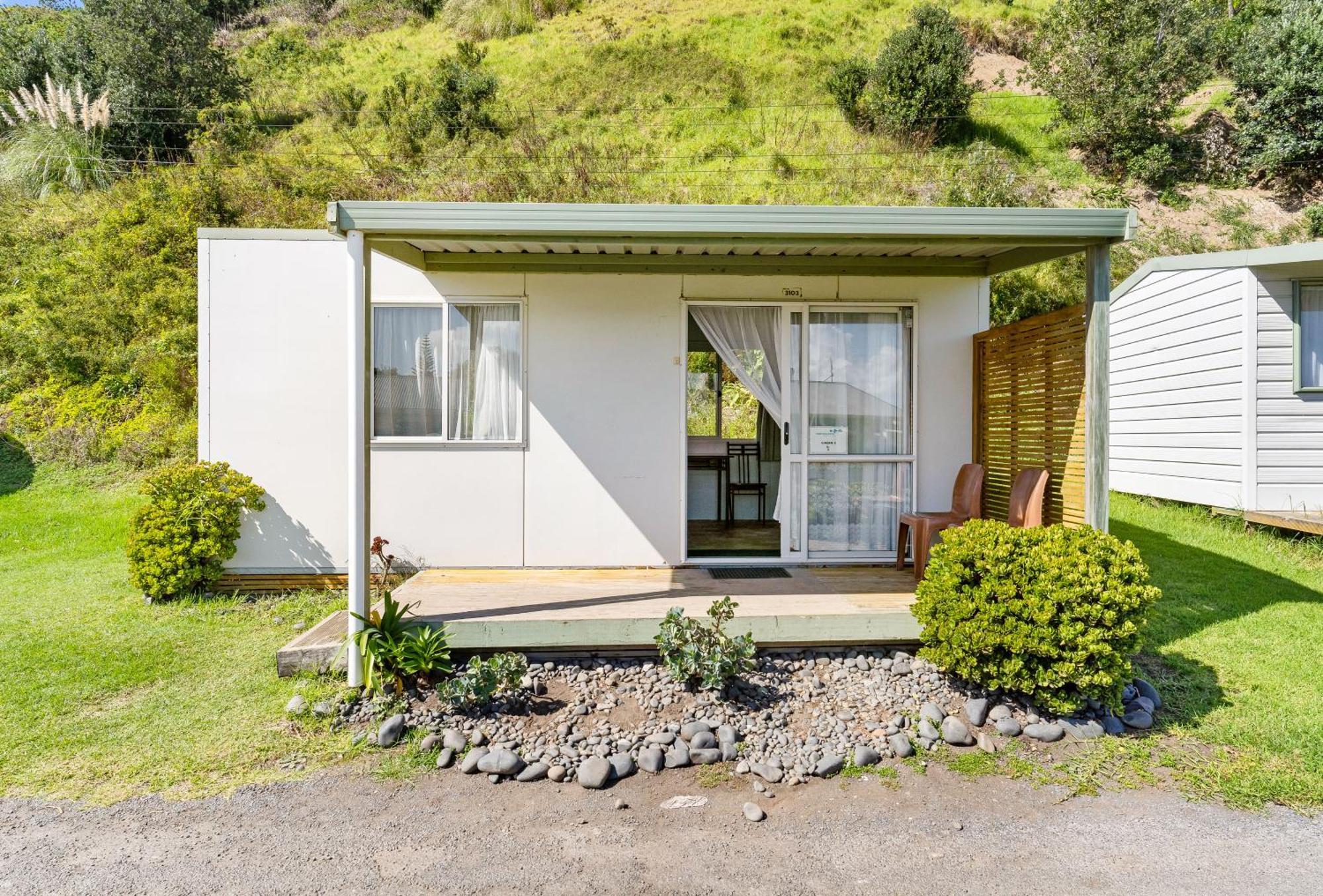 Port Waikato Holiday Park Екстериор снимка