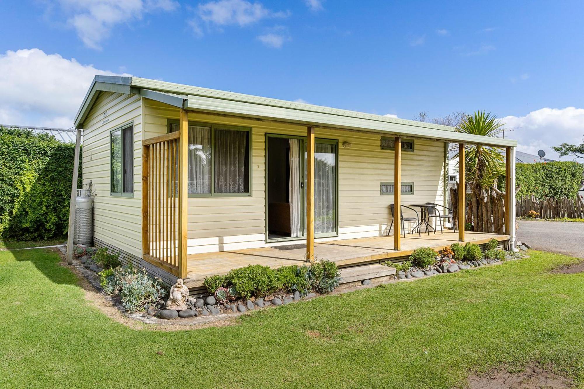 Port Waikato Holiday Park Екстериор снимка