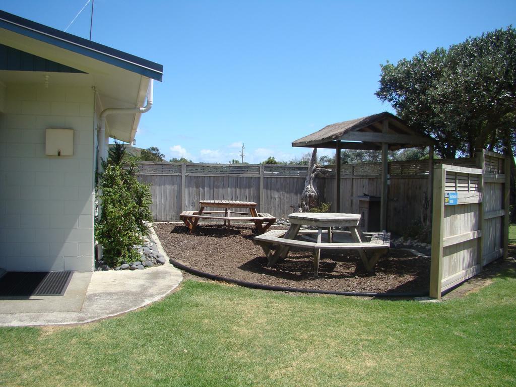 Port Waikato Holiday Park Екстериор снимка