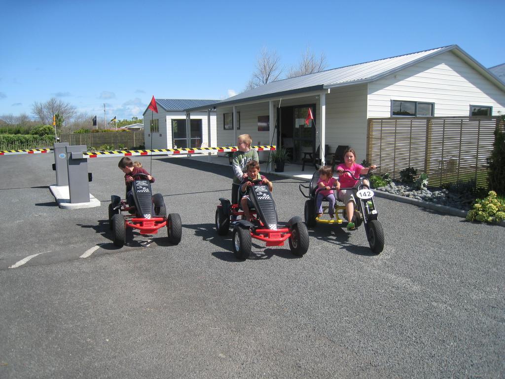Port Waikato Holiday Park Екстериор снимка